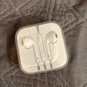 APPLE EarPods with Lightning Connector